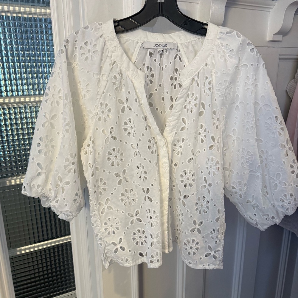 Joe’s Jeans Women’s “The Andie” White Eyelet Top Split V-neck Puff Sleeves Sz XS - Picture 4 of 13